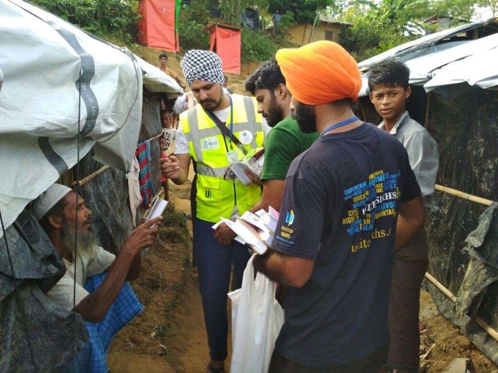 The UNITED SIKHS sevadars distributing Qurans to the muslim Rohingyan population at the camp site.